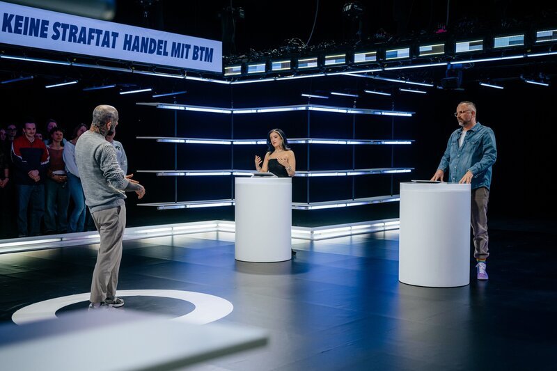 Parshad Esmaeili tritt in „Neo Match up“ gegen Comedian Kurt Krömer (r.) an. Die beiden müssen den vorgestellten Protagonisten und Protagonistinnen die vorgegebenen Straftaten zuordnen. – Bild: Niels Freidel /​ ZDF