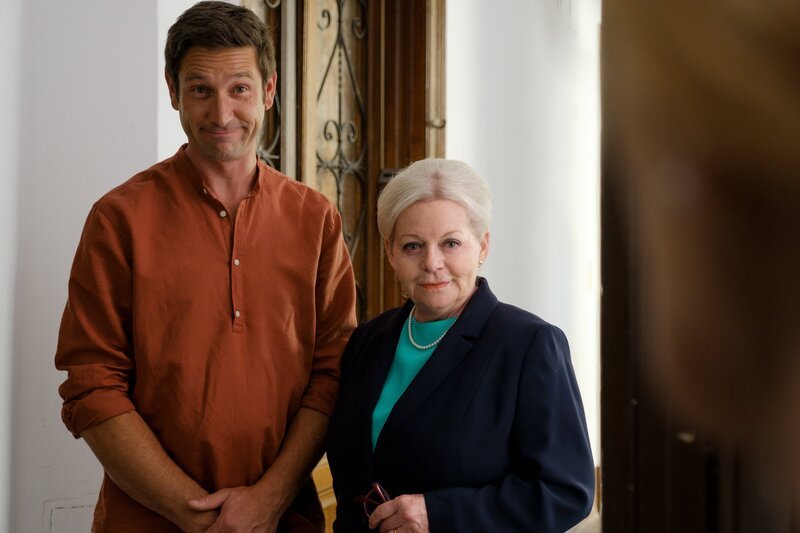 Bezirksinspektor Klaus Lechner (Andreas Kiendl) und Oberst Henriette Wolf (Brigitte Kren) wollen Wetty Zach nochmals zum Vorfall vor ihrem Fenster befragen. – Bild: Petro Domenigg/​FILMSTILLS.AT KG /​ ZDF