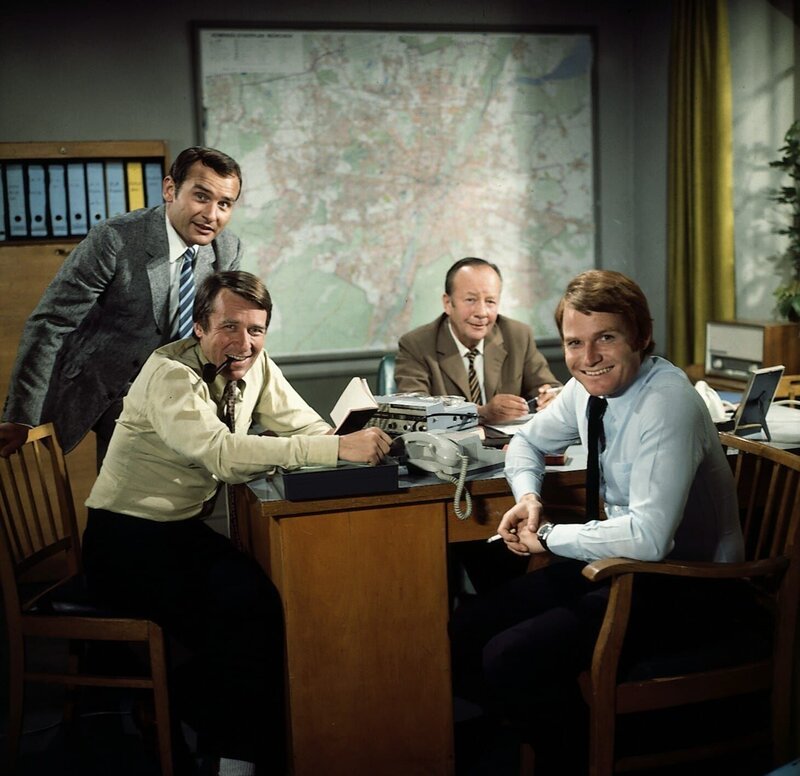 V.l.n.r.: Robert Heines (Reinhard Glemnitz), Walter Grabert (Günther Schramm), Kommissar Keller (Erik Ode), Harry Klein (Fritz Wepper). – Bild: ZDF /​ Neue Münchner Filmproduktion