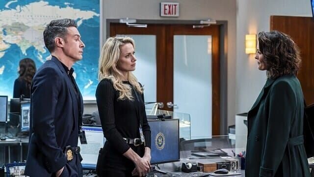 L – R: John Boyd als Stuart Scola, Shantel VanSanten als Nina Chase, Alana De La Garza als Isobel Castille – Bild: TVDB