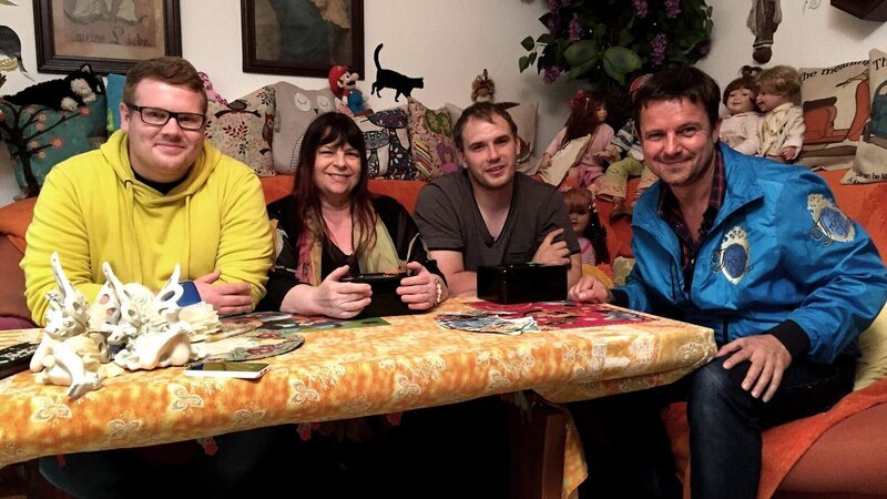 Trödelprofi Marco Heuberg (re.) mit Vincent (2.v.re.), Carmen und Vincents Freund René (li.) – Bild: RTL II