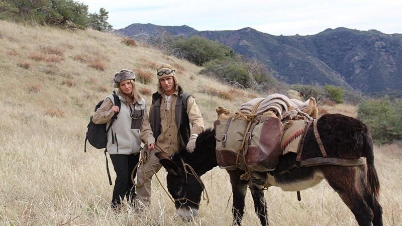 Myke and Ruth with donkey. – Bild: Some files may be low res. For merchandising, publishing & ancillary products, check talent contract, appearance & property releases.