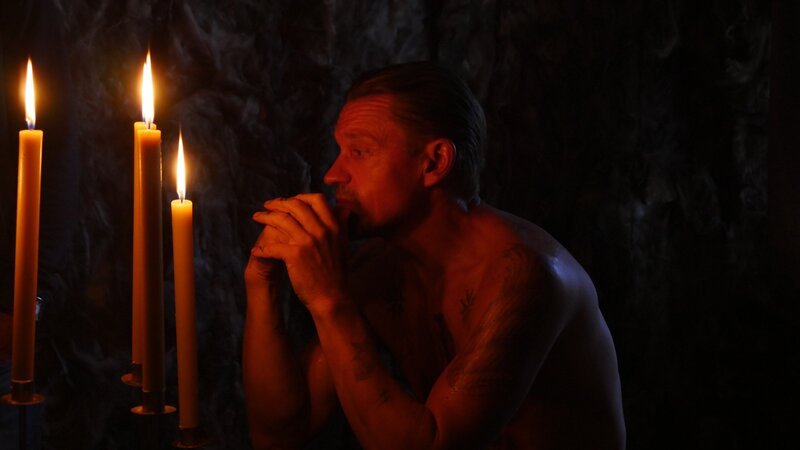 Bill not wearing a shirt in front of candles. – Bild: TLC