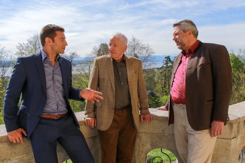 Robert Pröbstl (Nikol Voigtländer, M.) gerät ins Visier der Kommissare Sven Hansen (Igor Jeftic, l.) und Anton Stadler (Dieter Fischer, r.). – Bild: ZDF /​ Christian A. Rieger