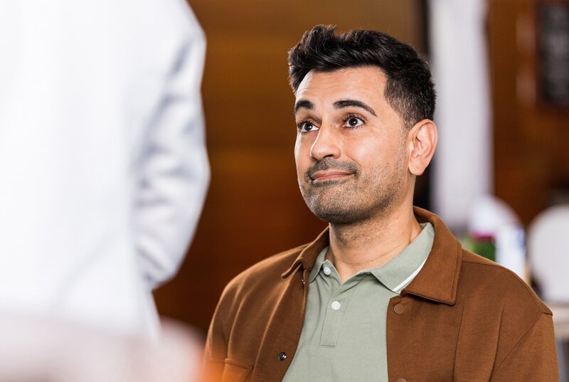 Dr. Ilay Demir (Tan Caglar) aus der Sachsenklinik besucht auf Einladung von Prof. Dr. Karin Patzelt das Johannes-Thal-Klinikum, um mehr über die Zusammenhänge zwischen Neuro- und Kardiochirurgie zu lernen. – Bild: ARD/​Michael Kremer