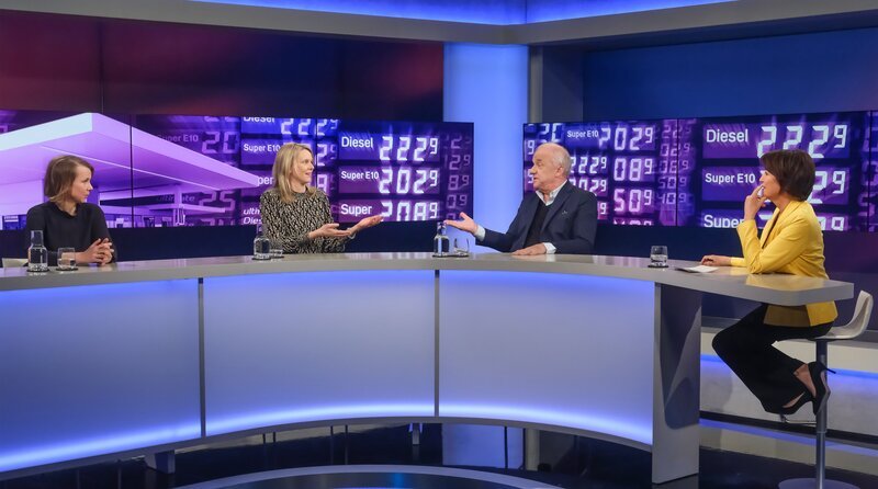 Zu Gast bei Moderatorin Sandra Maischberger (r.): v.l.n.r. Helene Bubrowski (Table.Briefings), Julie Kurz (ARD) und Hubertus Meyer-Burckhardt (Moderator und TV-Produzent). – Bild: WDR/​Oliver Ziebe