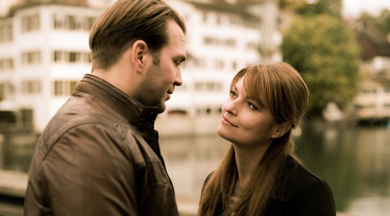 Staranwältin Kuster (Ina Paule Klink, re.) vermischt mit ihrem Partner Marco Furrer (Pierre Kiwitt, li.) Privates und Persönliches. – Bild: ARD Degeto/​Roland Suso Richter