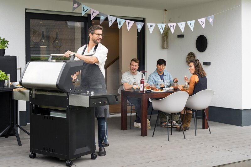 Guideon (Tom Beck, l.) inszeniert den perfekten Grillabend, während Julian (Ben Münchow, 2.v.l.), Ernst (Diyar Ilhan, 2.v.r.) und Marie (Tinka Fürst, r.) mit gemischten Gefühlen am Tisch sitzen. – Bild: Michael Kötschau /​ ZDF