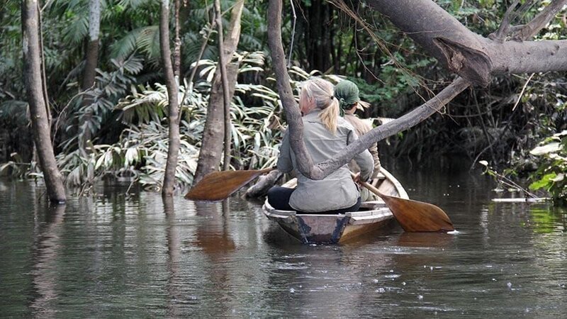 Myke and Ruth on Boat in Colombia paddling from behind. – Bild: Discovery Communications