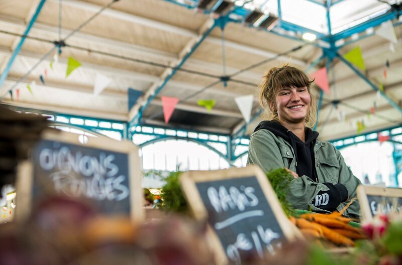 Die Region Burgund zählt die meisten Biobauern und -bäuerinnen in ganz Frankreich. Candice Dietre ist eine von ihnen. – Bild: Agnes De Clercq /​ Die Region Burgund zählt die meisten Biobauern und -bäuerinnen in ganz Frankreich. Candice Dietre ist eine von ihnen.