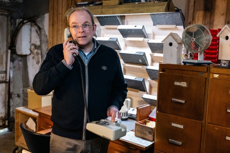 Bernhard Unkelbach wird mit starkem Mordverdacht von den Ermittlern kontaktiert. Er hat die Tote am Abend zuvor sexuell belästigt. Wollte er sich an ihr für die Anschuldigung rächen? – Bild: Martin Rottenkolber