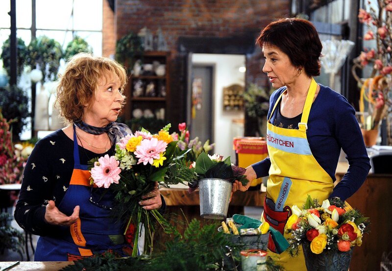 Merle (Anja Franke, r.) beklagt sich bei Erika (Madeleine Lierck-Wien, l.) über Tine. – Bild: ARD/​Nicole Manthey