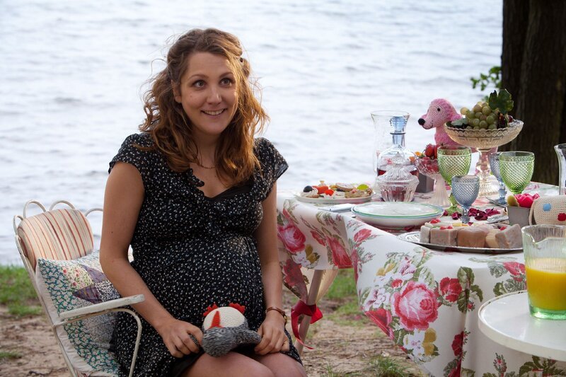 Till hat für Ellen (Nikola Kastner) ein romantisches Date am See arrangiert. – Bild: RTL Passion