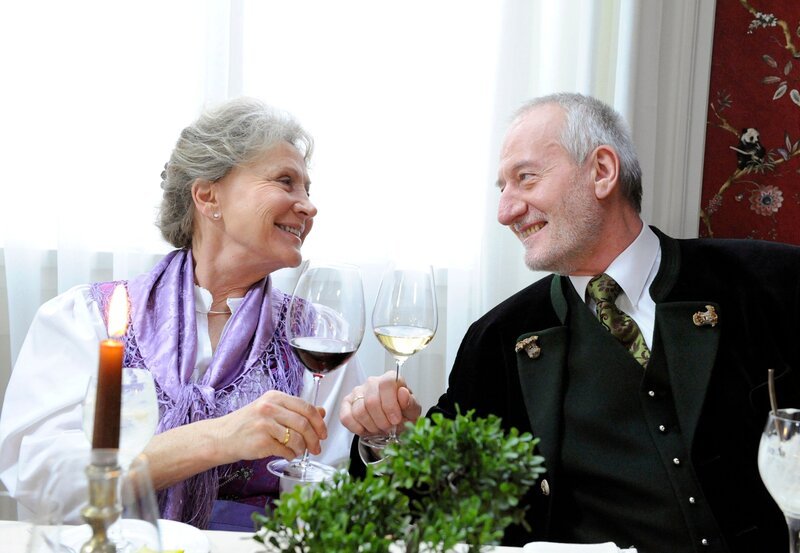 ARD STURM DER LIEBE FOLGE 1262, am Montag um 15:10 Uhr im ERSTEN. Hildegard (Antje Hagen, l.) und Alfons (Sepp Schauer, r.) sind sehr zufrieden mit den Köstlichkeiten aus dem neuen Bistro. – Bild: ARD/​Ann Paur