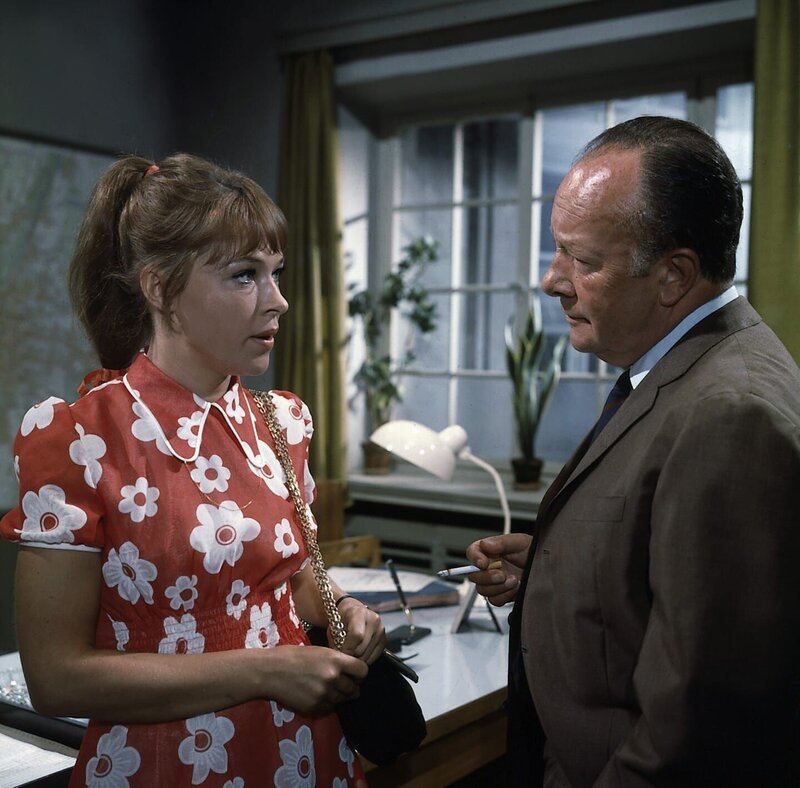 Kommissar Keller (Erik Ode, r.) hat die Schülerin Heike Stein (Eva Kinsky, l.) zu sich bestellt. Von ihren Aussagen verspricht er sich eine Menge. – Bild: ZDF /​ Neue Münchner Filmproduktion