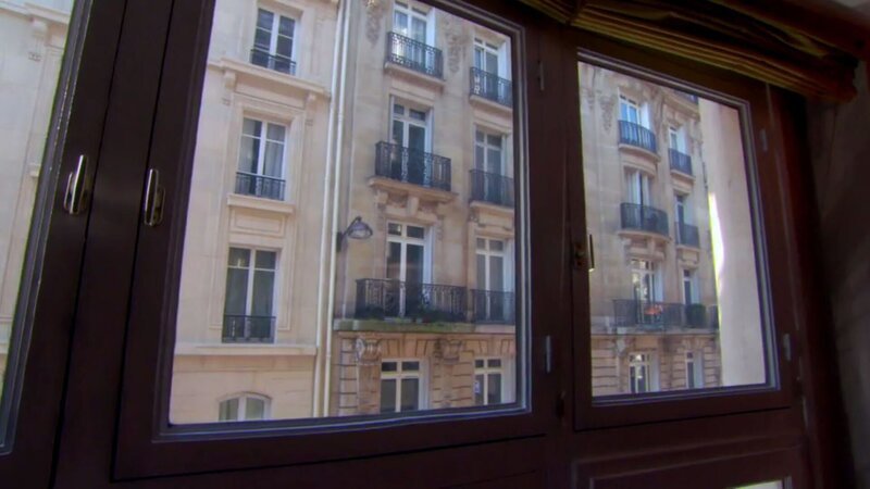 Nikki möchte ihren lang gehegten Traum erfüllen und ihre Heimat Scottsdale in Arizona verlassen, um nach Paris zu ziehen. Ehemann Tim ist von der französischen Hauptstadt weniger begeistert und würde, da sie einen kleinen Sohn haben, eine familienfreundlichere Stadt vorziehen. Doch Nikki hat sich schon entschieden und ist wild entschlossen, ihrem Sprössling die französische Kunst, Kultur und Kulinarik nahezubringen. Fehlt nur noch die passende Unterkunft. Obwohl das Leben im Stadtzentrum extrem teuer ist, kommt für Nikki nichts anderes infrage. Und so ist sie bereit, für eine absolut zentrale Wohnung, sehr viel Geld für sehr wenig Platz hinzublättern. – Bild: Tanja Bachetzky /​ HGTV