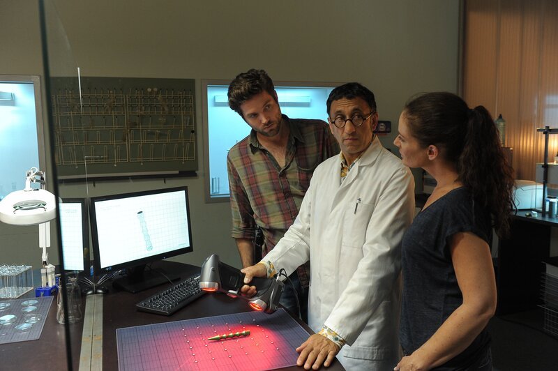 Jan Arnaud (Mike Zaka Sommerfeldt, M.) scannt mit einem Lasercontroller die potentielle Tatwaffe: einen Kubotan. Jo Stoll (Peter Ketnath, l.) und Selma Kirsch (Yve Burbach, r.) beobachten gespannt, ob das Profil des Kubotan auf das Wundmuster der Leiche passt. – Bild: ZDF/​FENCHEL,MARKUS