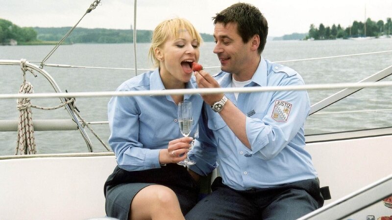 In dem Glauben, Hendrik (Ulrich Drewes) sei vermögend, hat sich Annika (Sylwia von Wildburg) mit ihm auf ein Rendezvous eingelassen – auf einem Segelschiff, das angeblich ihm gehört … – Bild: MG RTL D /​ Richard Hübner