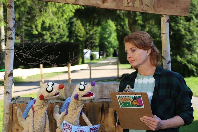 Jan & Henry treffen die Campingplatzbesitzerin (Annette Frier). – Bild: NDR/​bigSmile