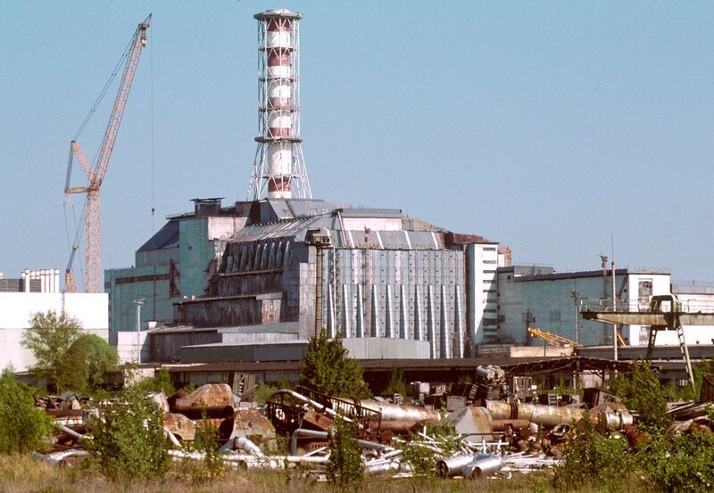 Das Kernkraftwerk Tschernobyl in dessen Umgebung noch immer eine stark erhöhte radioaktive Strahlung messbar ist, die trotz des Sarkophags um den Unglücksreaktor IV austritt. – Bild: WDR/​ddp/​Keller