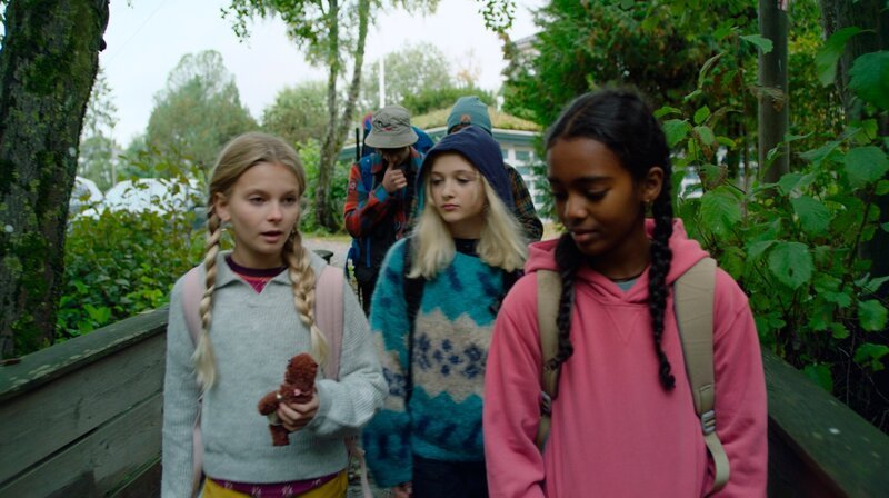 Kim soll den anderen den Weg zur Hütte im Wald zeigen. Aber sie hat keine Lust dazu. (v.l.n.r.: Anine Bonnevie Nagell-Høyer, Bianca Ghilardi-Hellsten, Solyana Tesfaye Tikabo) – Bild: WDR/​NRK