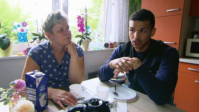 Der 20-jährige Emmanuel mit deutsch-nigerianischem Hintergrund ist Rapper und macht eine Ausbildung zum Physiotherapeuten; Mutter Manuela (li.) unterstützt ihn dabei. – Bild: RTLZWEI