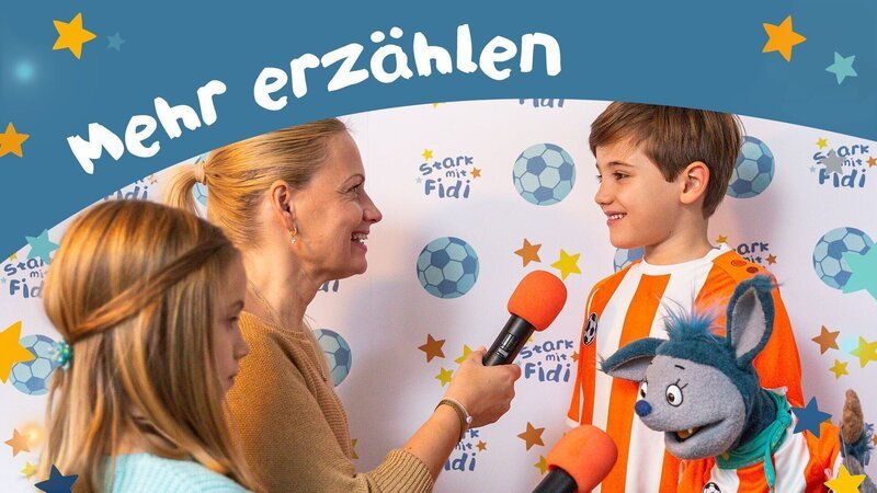 Gabriel will von seinem Fußballtraining erzählen. – Bild: KiKA/​Lupalipa Media