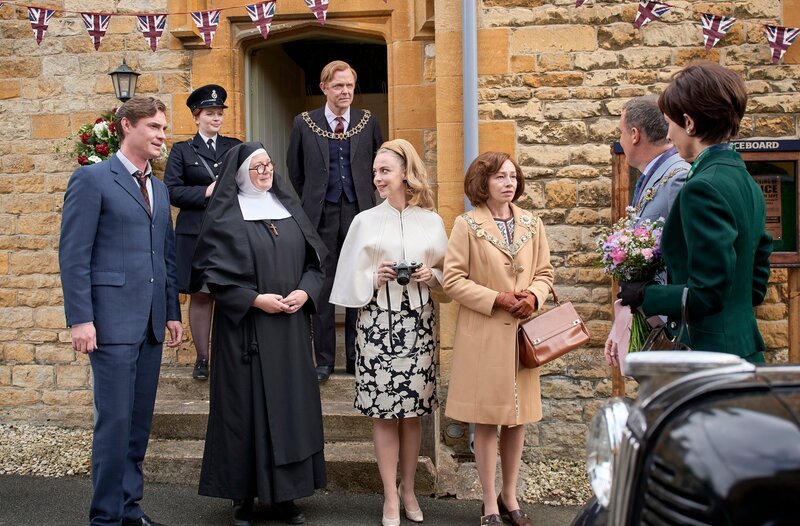 DI Sam Gillespie (MAX BROWN), WPC Peggy Button (AMI METCALF), Lawrence Diggery (BEN ABELL) , Sister Boniface (LORNA WATSON), Ruth Penny (MIRANDA RAISON), Iris Heartley (ELLIE PIERCY), Karl Fischer (ANDY HENDERSON) & Elsa Fisher (ALIX DUNMORE) – Bild: WDR/​BBC Studios