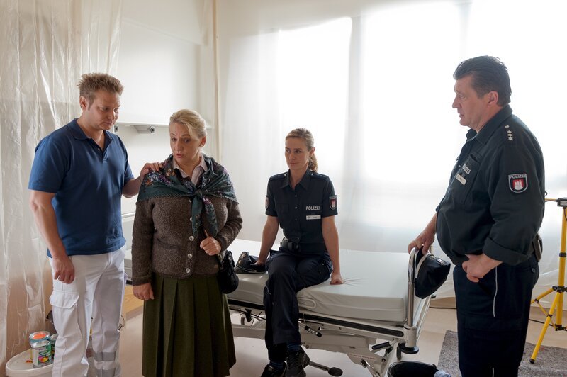 Franzi (Rhea Harder, 2.v.r.), Hans (Bruno F. Apitz, r.) und Notarzt Haase (Fabian Harloff, l.) helfen der Bayerin Mäggy (Johanna Bittenbinder, 2.v.l.), die ihre Internetbekanntschaft sucht. – Bild: ZDF/​Boris Laewen