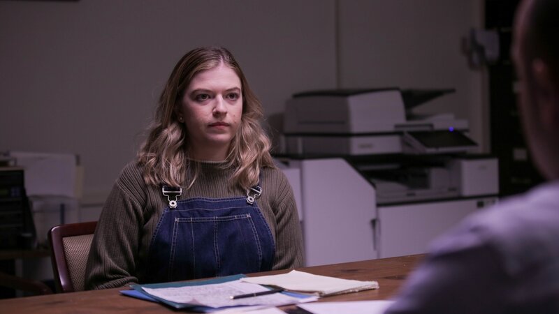 Maura Kanter (Robin Healey) being questioned by detectives – Bild: Discovery Communications, LLC