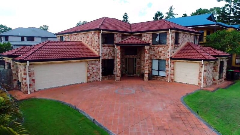 Engländer Paul hat sein ganzes Leben in Großbritannien verbracht und ist selbst im Urlaub kaum über die Landesgrenzen hinausgekommen. Doch nun ist es für ihn an der Zeit, das Vereinigte Königreich zu verlassen, um nach Australien auszuwandern. Hier will er Sonne, Strand und Wassersport genießen und außerdem in einem Haus mit eigenem Swimmingpool wohnen. Leider beißt er damit bei seiner amerikanischen Ehefrau Kim auf Granit: Ihr geht die Sicherheit der beiden kleinen Kinder über alles, und deshalb soll das künftige Familiendomizil ganz auf die Bedürfnisse des Nachwuchses ausgerichtet sein. – Bild: Tanja Bachetzky /​ HGTV