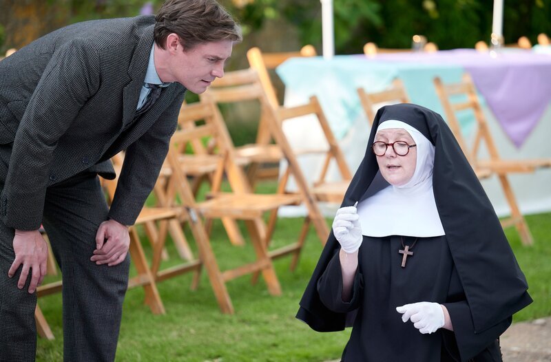 v.l. DI Sam Gillespie (Max Brown) und Sister Boniface (Lorna Watson) – Bild: WDR/​BBC Studios