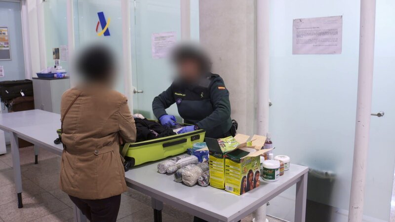 Gepäckkontrolle am Flughafen – Bild: DSPL