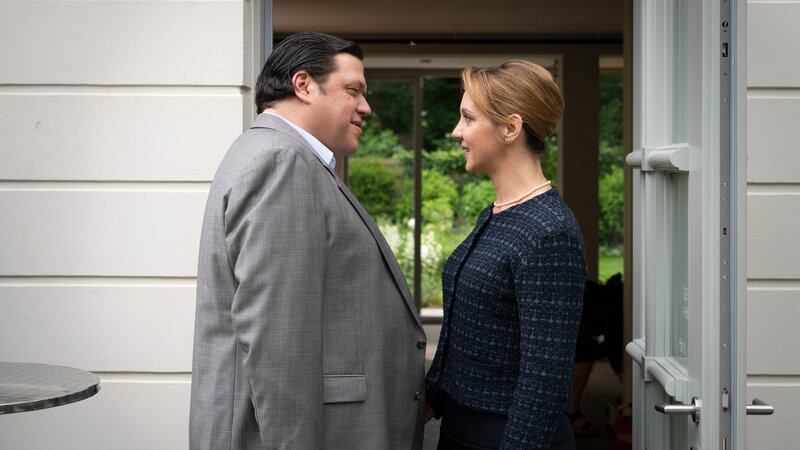 Die Bürgermeisterin Heide Schulze (Anne Roemeth, r.) begrüßt den Brauereibesitzer Elmar Bröhan (Michael Rothmann, l.), der auch zur Info-Veranstaltung zum Jorker Streitthema „Der Wolf“ gekommen ist. – Bild: Georges Pauly /​ ZDF