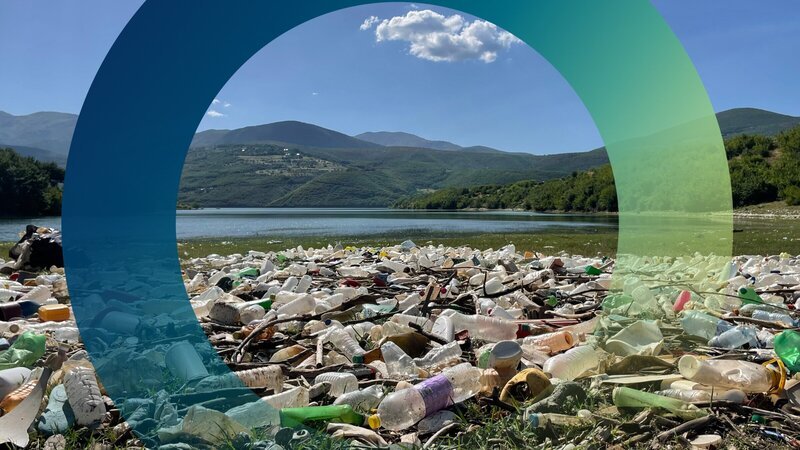 Viele Haushalte legen ihren Müll an Flüssen ab, die den Unrat ins Meer schwemmen. Darüber ärgern sich nicht nur viele Albanerinnen und Albaner selbst, sondern auch Nachbarstaaten wie Kroatien, Montenegro und Griechenland. – Bild: Frauke Ludwig