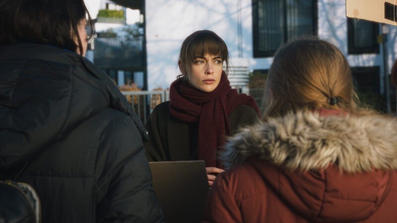 Den Gang zur Beratungsstelle hat sich Lena (Laura Berlin) weniger bedrohlich vorgestellt. – Bild: ZDF