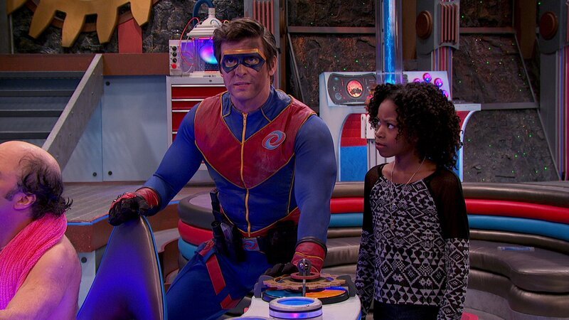 L-R: Schwoz (Michael D. Cohen), Captain Man /​ Ray Manchester (Cooper Barnes), Charlotte Page (Riele Downs) – Bild: ViacomCBS