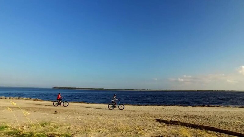 Kinderärztin Kerry hat genug von ihrem hektischen Leben im Ballungsraum von Los Angeles und möchte nach Amelia Island, Florida, gehen, um dort ihr perfektes Strandhaus zu finden. Kerry stammt gebürtig von der Ostküste Amerikas und kann durch den Umzug auch wieder näher an ihrer Familie sein. Außerdem bietet die 21 Kilometer lange Insel alles, was ihr Herz begehrt: unberührte Strände, jede Menge Wassersport und Freizeitaktivitäten sowie Shoppingmöglichkeiten, Restaurants und Bars für jeden Geldbeutel und Geschmack. – Bild: Tanja Bachetzky /​ HGTV