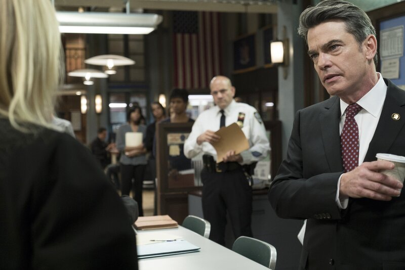 Dodds (Peter Gallagher, r.) steht vor einem logistischen Albtraum: Kann er verhindern, dass der Vergewaltiger wieder zuschlägt? – Bild: NBCUniversal /​ Michael Parmelee/​NBC /​ Episodic /​ NBCUniversal Media, LLC