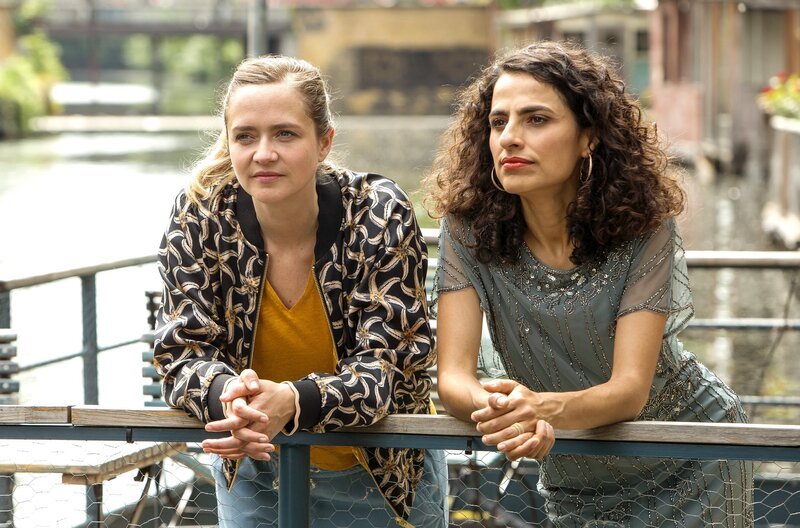 Jasmin Sayed schwelgt mit Freundin und Kollegin Paula Sprenger in Erinnerungen. – Bild: ARD/​Daniela Incoronato