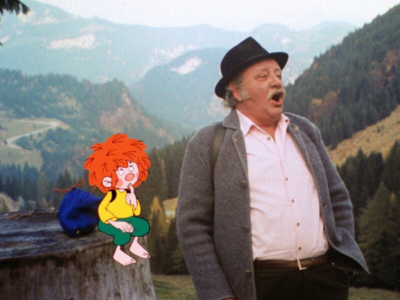 Meister Eder geht mit seinem Neffen und dem Pumuckl wandern. Diesmal ist es nicht Pumuckl, sondern der Neffe, der Meister Eder Sorgen bereitet. Auch der Pumuckl ärgert sich und wirft den Hut des Neffen den Hang hinunter. Bald erweist sich Pumuckls Tat als Rettung für die Bergwanderer … – Bild: BR/​Infafilm GmbH