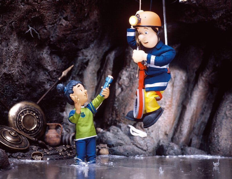 Mutig rettet Sam die kleine Mandy (li.) aus der tiefen Grube. – Bild: KiKA