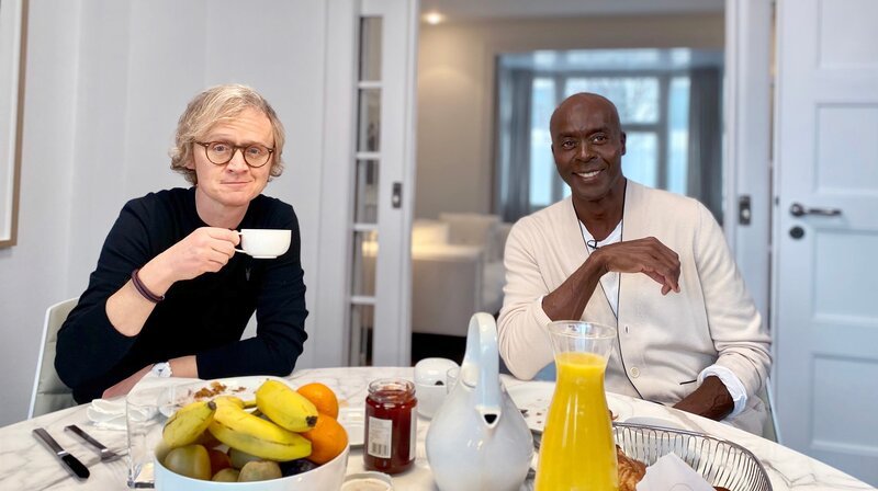 Gemeinsames Frühstück: Pierre M. Krause (li.) wird von Bruce Darnell bewirtet. – Bild: SWR/​Encanto GmbH