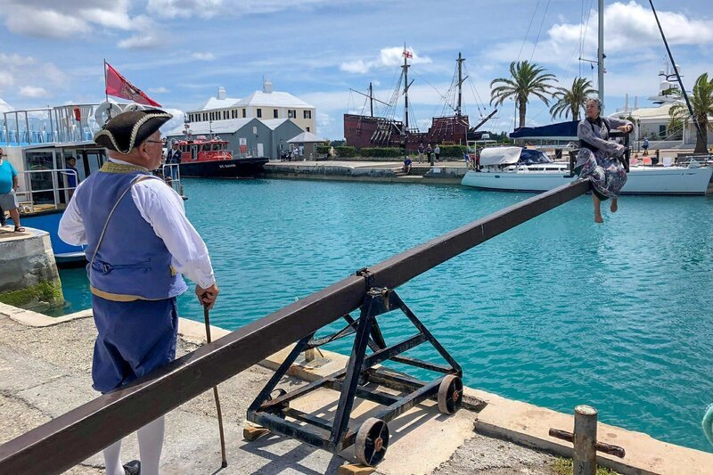 Zwangswässern von Gefangenen gehörte zu den mittelalterlichen Foltermethoden in der ehemaligen Hauptstadt St. George, heute werden sie für Touristen nachgespielt. – Bild: ORF/​ZDF Enterprises/​arte/​Kristian Kähler