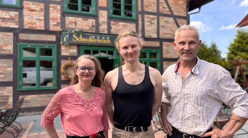 Kultlokal in Familienhand: Silke und Frank Wolzog-Meyer mit Sohn Richard bringen das legendäre „Schnatermann“ wieder auf Vordermann. – Bild: NDR/​Steffen Schneider