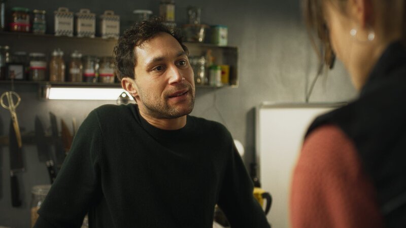 Felix (Ludwig Trepte, l.) weiß noch nicht, welche Neuigkeiten Lena (Laura Berlin, r.) hat. – Bild: Lisa Eidenhammer /​ ZDF