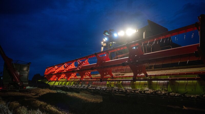 Mit dem Mähdrescher nutzt Landwirt Philipp Hattendorf die Nacht, um möglichst viel Weizen zu ernten. – Bild: NDR/​ FILMBLICK Hannover /​ NDR Presse und Information
