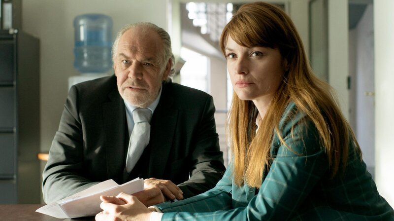 Borchert (Christian Kohlund) und Dominique (Ina Paule Klink) übernehmen ein ungewöhnliches Mandat. – Bild: PLURIMEDIA