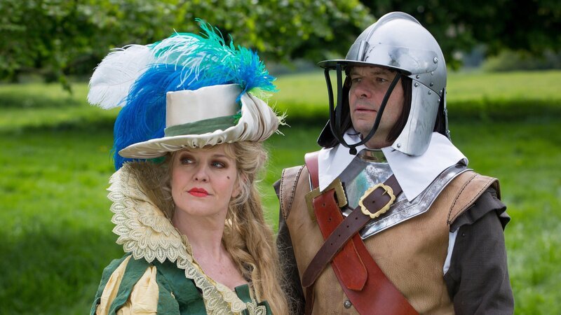 Agatha Raisin (Ashley Jensen) und James Lacey (Jamie Glover) betrachten die Aufführung der „Gekreuzten Schwerter“ von der Schlacht von Titley’s Knob. – Bild: ZDF