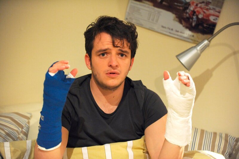 Florian (Tommy Schwimmer) fällt aus allen Wolken, als er mit einem neuen Gips aufwacht. Weitere Bilder finden Sie unter www.br-foto.de. – Bild: BR/​Marco Orlando Pichler